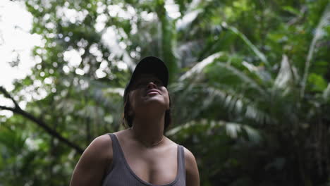Zeitlupenaufnahme-Eines-Touristen,-Der-Sich-Dreht-Und-Den-Dschungel-In-Puerto-Rico-Bewundert