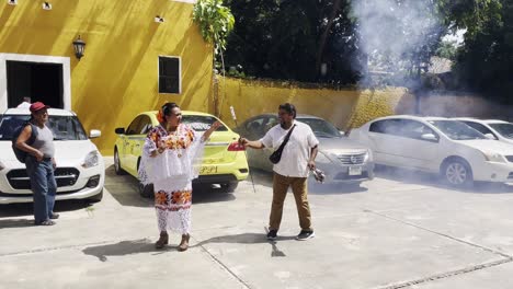 Feuerwerksfeier-Menschen-In-Traditioneller-Yucatan-Kleidung