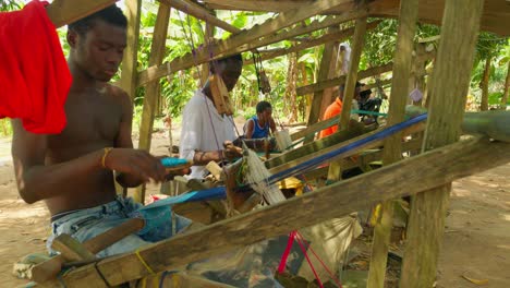 Hombres-Africanos-Tejiendo-Telas-Kente-Tradicionales-En-Ghana-En-Un-Ambiente-Tropical