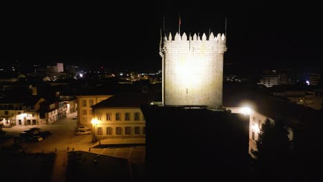 Drohne-Drängt-In-Den-Beleuchteten-Burgturm-In-Chaves-Vila,-Real-Portugal