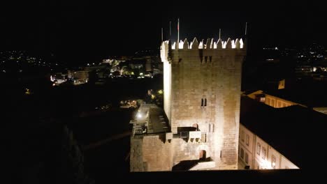 Drohne-Von-Rechts-Nach-Links-Umkreist-Nachts-Den-Burgturm-In-Chaves-Vila,-Real-Portugal