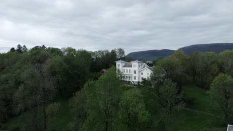Una-Vista-Del-Monasterio-De-Reins-Kloster-En-Klosterveien,-Rissa,-Noruega