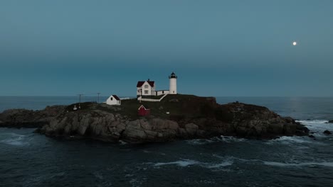 Lighthouse-Over-Rocky-Islet-Of-Cape-Neddick-Nubble-In-York-County,-Maine,-United-States