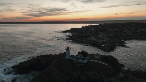 Cape-Neddick-Licht-über-Nubble-Island-Bei-Sonnenuntergang-In-Cape-Neddick,-York,-Maine,-USA