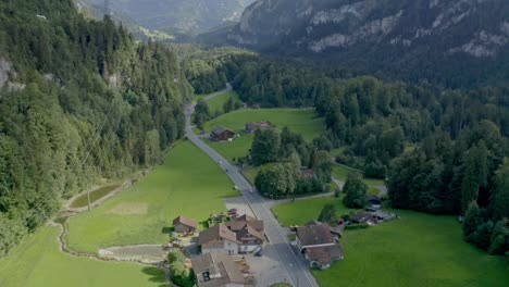 Drohnenkamera-Kommt-Von-Vorne-Nach-Hinten,-Niedriges-Gebäude,-Die-Häuser-Sind-Die-Straße-Zwischen-Den-Häusern-Und-Bieten-Die-Beste-Aussicht-In-Der-Schweiz