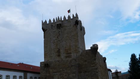 Statische-Ansicht-Des-Burgturms-Und-Der-Flagge-In-Chaves-Vila,-Real,-Portugal