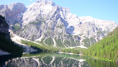 Epische-Spiegelung-Der-Dolomiten-Im-Bewaldeten-Wasser-Des-Pragser-Wildsees,-Italien