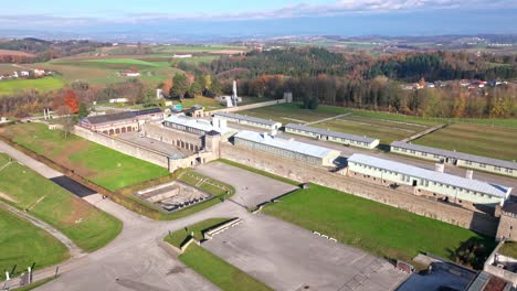 Vista-Aérea-Del-Campo-De-Concentración-Nazi-En-La-Ciudad-De-Mauthausen-En-La-Alta-Austria.