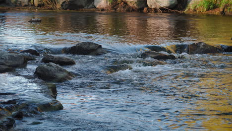 Unberührt-Flussabwärts-Eines-Herbstflusses-Im-State-Park