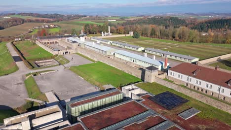 Mauthausen,-Alta-Austria---Una-Perspectiva-Panorámica-Del-Campo-De-Concentración-De-Mauthausen---Drone-Volando-Hacia-Adelante