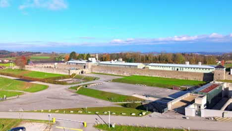 Volando-Al-Edificio-Del-Campo-De-Concentración-De-Mauthausen-Desde-El-Estacionamiento-En-Mauthausen,-Alta-Austria