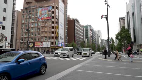 An-Einem-Bewölkten-Tag-Fließt-Der-Verkehr-Entlang-Der-Midosuji-Avenue-In-Osaka-Vorbei