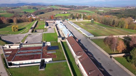 Mauthausen,-Alta-Austria---Una-Perspectiva-Completa-Del-Campo-De-Concentración-De-Mauthausen---Toma-Aérea-Con-Drones