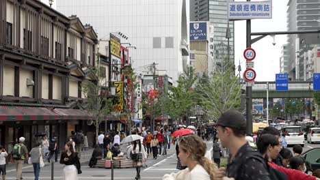 Pavimento-De-La-Concurrida-Avenida-Midosuji-Cerca-De-La-Estación-De-Namba-En-Osaka-En-Un-Día-Nublado