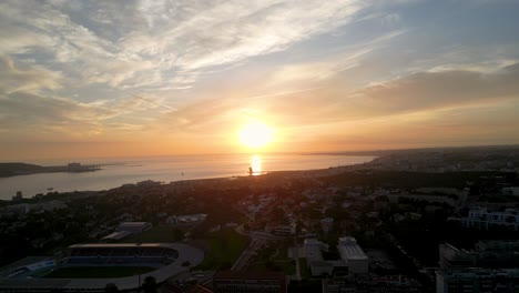 Lissabons-Küstenruhe-Bei-Sonnenuntergang:-Goldene-Strahlen-Malen-Einen-Ruhigen-Abend-über-Das-Wohngebiet-Und-Fangen-Eine-Friedliche-Atmosphäre-Ein