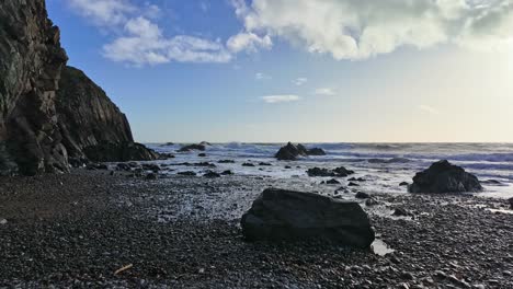 Timelapse-Marea-Entrante-En-Una-Playa-Rocosa-En-Waterford-Irlanda-En-Una-Clara-Mañana-De-Diciembre