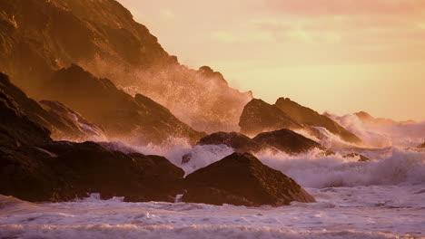 Gefährliche-Wellen-Schlagen-Bei-Sonnenuntergang-Auf-Die-Felsen-An-Der-Küste