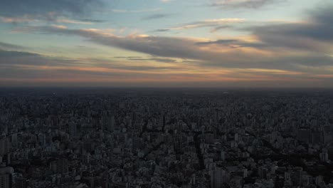 Der-Anbruch-Der-Morgendämmerung-über-Der-Dichten-Stadtlandschaft-Von-Buenos-Aires,-Eingefangen-Aus-Der-Luftperspektive