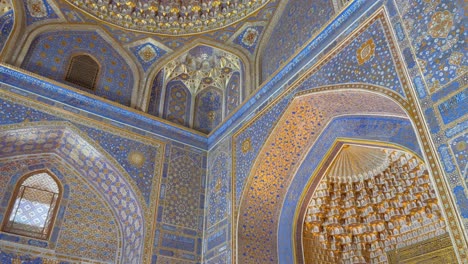 Descubra-El-Hermoso-Interior-De-La-Mezquita-Tilla-kari-En-La-Plaza-Registan,-Samarcanda,-Uzbekistán