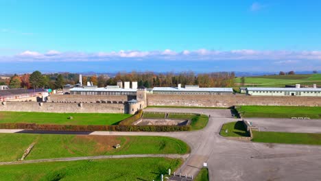 Mauthausen,-Alta-Austria---Un-Panorama-Completo-De-Los-Terrenos-Del-Campo-De-Concentración-De-Mauthausen---Panorámica-Aérea-Izquierda