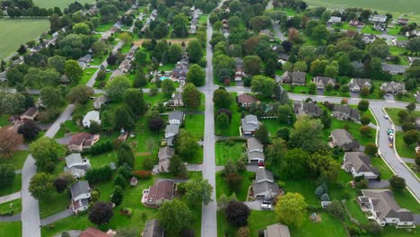 Aerial-view-of-a-lush,-green-suburban-neighborhood-with-winding-roads