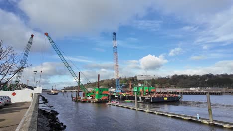 Bau-Einer-Neuen-Brücke-über-Den-Fluss-Suir-An-Den-Kais-In-Der-Stadt-Waterford,-Irland,-An-Einem-Klaren-Wintermorgen
