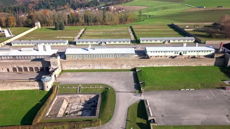 Mauthausen,-Alta-Austria---Una-Perspectiva-Panorámica-Del-Campo-De-Concentración-De-Mauthausen---Panorámica-Aérea-A-La-Derecha