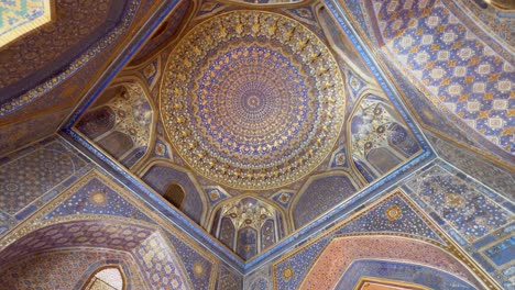 Descubra-El-Interior-De-La-Mezquita-Tilla-kari-En-La-Plaza-Registan,-Samarcanda,-Uzbekistán.