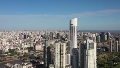 Una-Vista-Panorámica-De-Buenos-Aires-Con-Su-Densa-Arquitectura-Y-El-Río-De-La-Plata-En-La-Distancia
