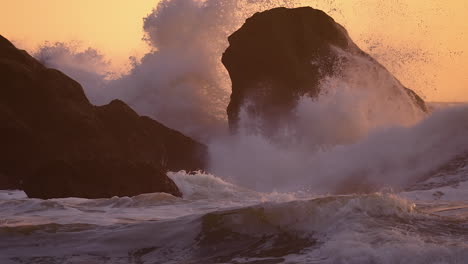 Meeresstapel,-Die-Am-Strand-Bei-Sonnenuntergang-Von-Schäumenden-Wellen-Getroffen-Werden