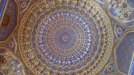 Entdecken-Sie-Das-Innere-Der-Tilla-Kari-Moschee-Am-Registan-Platz-In-Samarkand,-Usbekistan