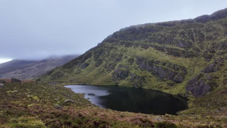 Lago-De-Montaña-En-Las-Montañas-Comeragh-Waterford-Irlanda-En-Un-Frío-Y-Lluvioso-Día-De-Invierno