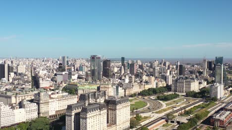 Weitläufiger-Städtischer-Blick-Auf-Das-Stadtbild-Von-Buenos-Aires-Mit-Historischer-Architektur-Und-Belebten-Straßen,-Die-Zum-Meer-Führen