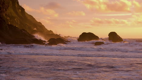 Raue-Wellen-Brechen-Bei-Sonnenuntergang-Gegen-Die-Felsen-Und-Klippen
