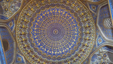Entdecken-Sie-Das-Innere-Der-Tilla-Kari-Moschee-Am-Registan-Platz-In-Samarkand,-Usbekistan