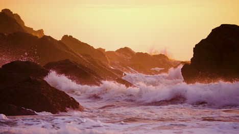 Meereswellen-Krachen-Bei-Sonnenuntergang-Auf-Die-Felsen-Am-Strand