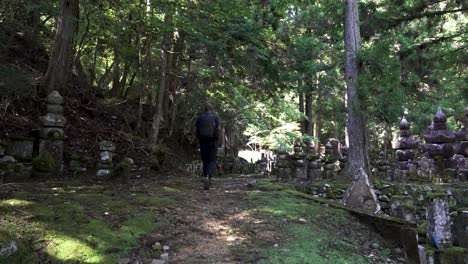 Mochilero-Masculino-Solitario-Caminando-Por-El-Sendero-Del-Bosque-En-El-Cementerio-De-Wakayama