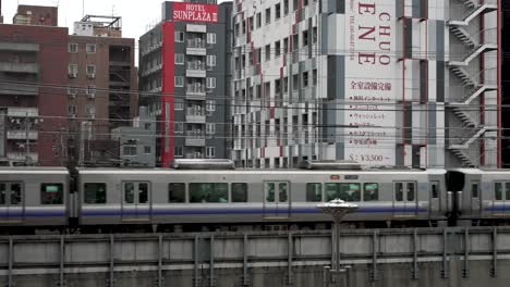 Osaka-Loop-Line-Zug-Fährt-Am-Shinsekai-Viertel-In-Osaka-Vorbei
