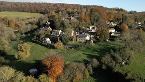 Schöne-Herbstliche-Luftlandschaft-Im-Cotswold-Dorf,-Sheepscomb,-Gloucestershire,-Großbritannien