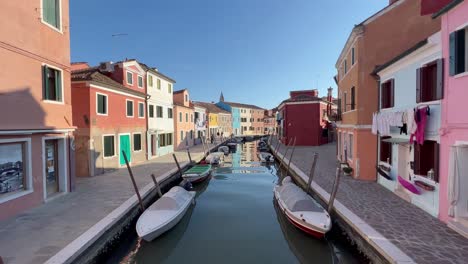 Toma-Estática-De-4k:-Tranquilo-Canal-De-Burano,-Venecia,-Italia
