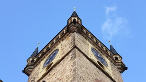 Massiver-Prismatischer-Glockenturm-Des-Alten-Rathauses-Mit-Türmen-Am-Tag-Des-Blauen-Himmels