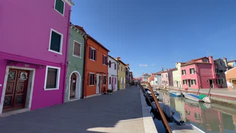 Descubra-Burano,-Venecia,-En-4k:-Plano-Inclinado-Que-Revela-Colores-Encantadores,-Casas-Tradicionales-Y-Un-Ambiente-Cultural