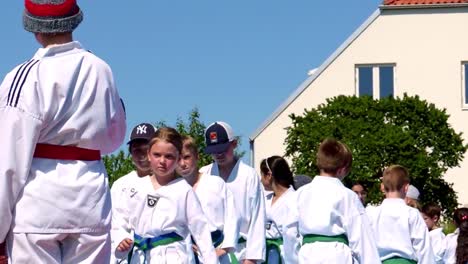 Taekwondo-Kinder-Trainieren-Beim-Taekwondo-Training-Im-Freien-Tritte-Gegen-Den-Körper