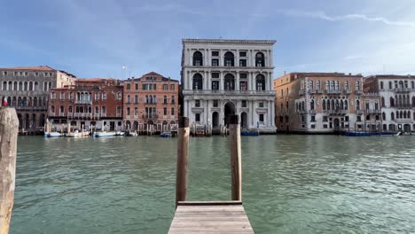 4K-Gimbal-Aufnahme-Des-Canal-Grande-Und-Der-Venezianischen-Architektur,-Venedig,-Italien
