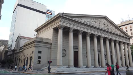 Iglesia-Católica-Catedral-Metropolitana-De-Buenos-Aires-En-Buenos-Aires,-Argentina-Con-Gente-Caminando