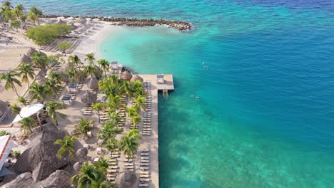 Die-Nach-Unten-Geneigte-Drohne-Enthüllt-Einen-Karibischen-Kurzurlaub-Am-Strand-Von-Sansibar,-Jan-Thiel,-Curacao