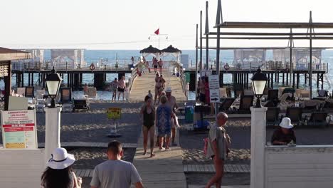 Statische-Aufnahme-Eines-Strandresorts-Mit-Menschen-Unterschiedlichen-Alters,-Die-An-Einem-Sonnigen-Tag-In-Der-Türkei-Spazieren-Gehen