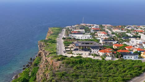 Vista-Royal-Homes-Blicken-Auf-Das-Klare,-Blaue-Meerwasser-Der-Karibik,-Vorbeifahrende-Katamarane,-In-Curaçao