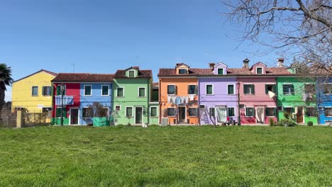 Erleben-Sie-Burano,-Venedig:-4K-Gimbal-Aufnahme-Farbenfroher-Häuser,-Die-Einzigartige-Architektur,-Reiche-Venezianische-Geschichte-Und-Lebhafte-Kanäle-Einfangen