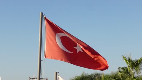 Handheld-statische-Aufnahme-Der-Flagge-Der-Türkei-Im-Wind-In-Zeitlupe-An-Einem-Sonnigen-Tag